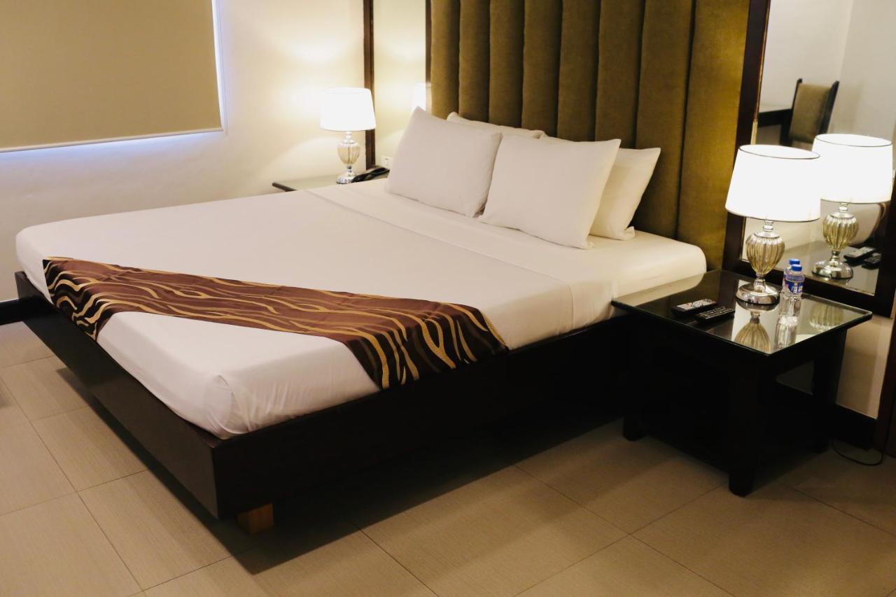Amalfi718 Hotel Lipa City Екстериор снимка