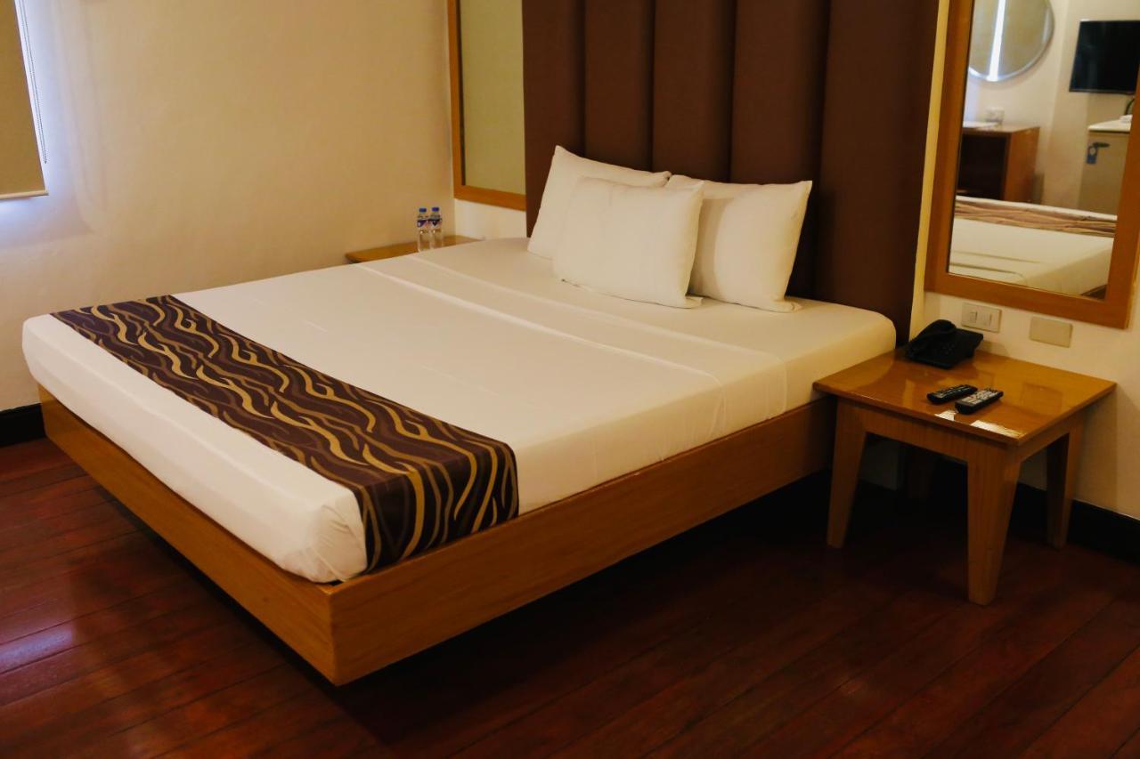 Amalfi718 Hotel Lipa City Екстериор снимка